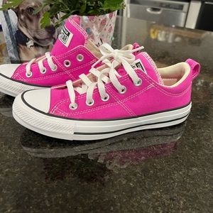 Converse all star low top Chuck Taylors Hot Pink canvas  size 6 NEW
